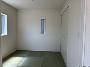 洋風和室です。右奥に押入れがございます。