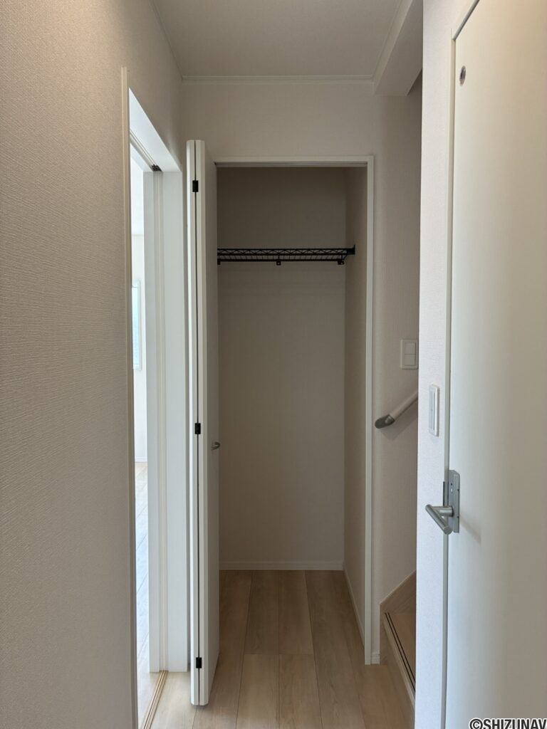 1階廊下突き当りの収納です。