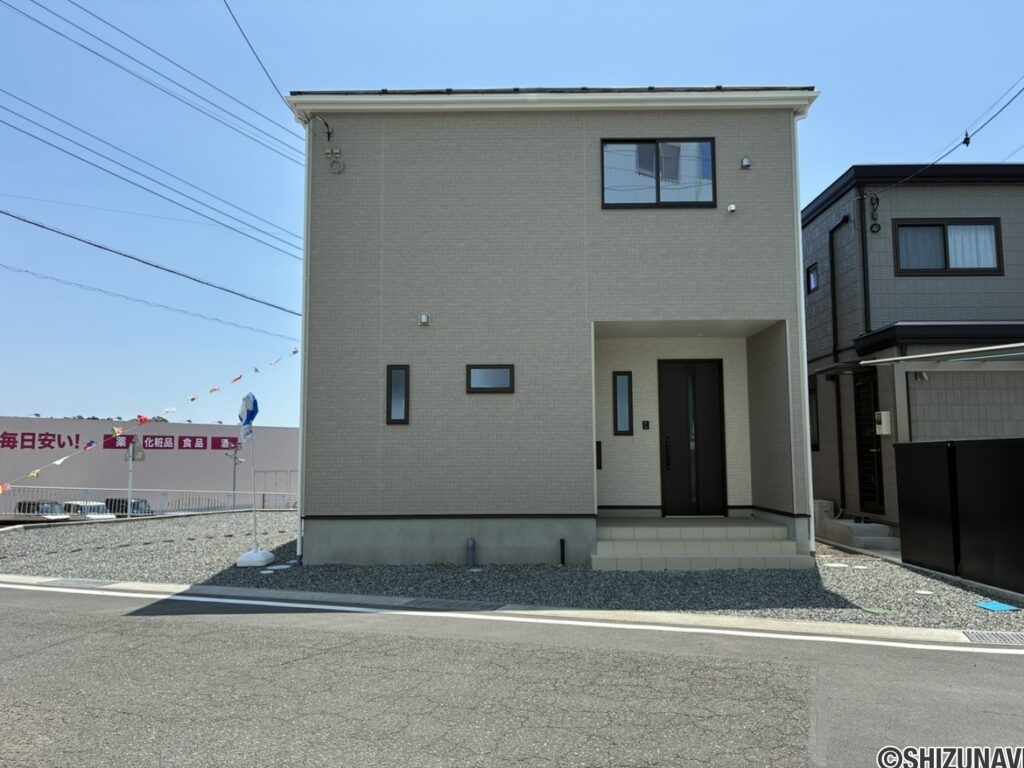 玄関正面から見た外観です。