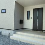 玄関外です。郵便ポストがついています。