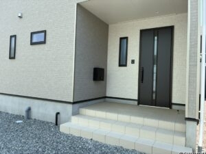 玄関外です。郵便ポストがついています。