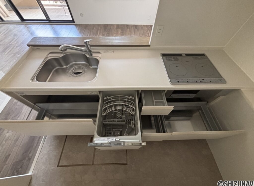 キッチンの収納のお写真です。食洗機も付いているので、洗い物が時短できます。