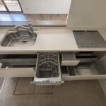 キッチンの収納のお写真です。食洗機も付いているので、洗い物が時短できます。