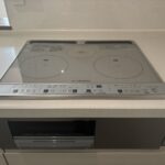 IHの3口コンロです。お子さんがいらっしゃるご家族には安心です。