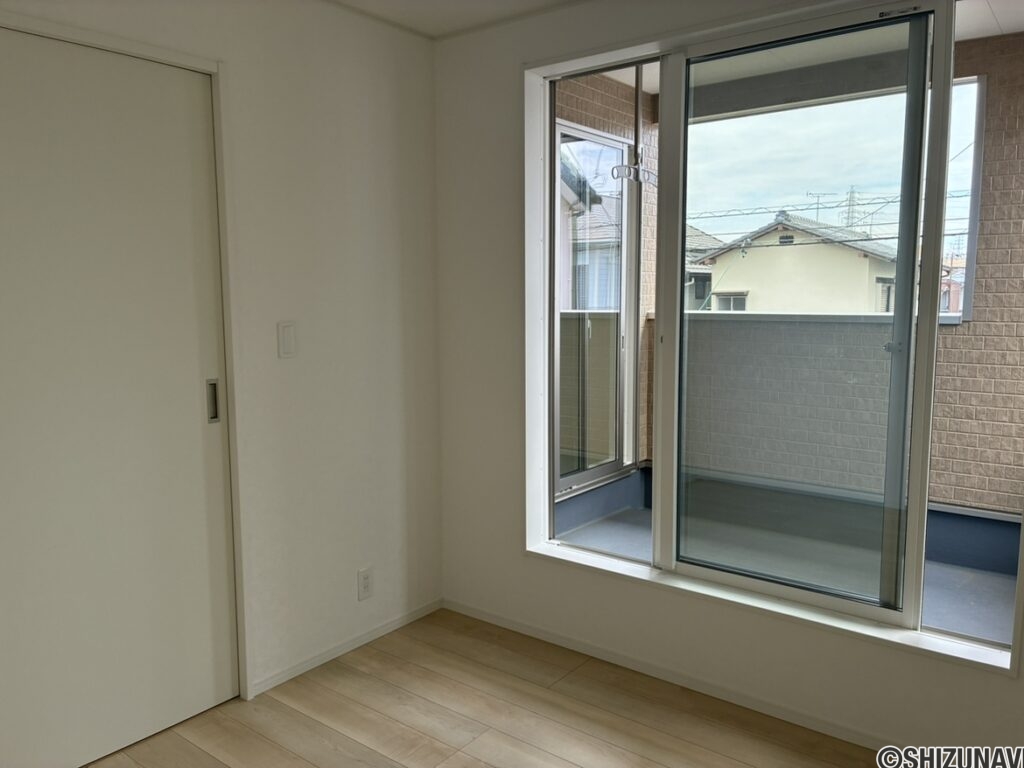 バルコニーに面した南東側洋室です。