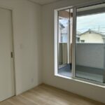 バルコニーに面した南東側洋室です。