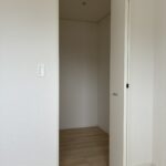 北東側洋室には、約1.5帖の広々としたウォークインクローゼットがあります。