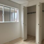 2つのクローゼットがある南西側洋室です。