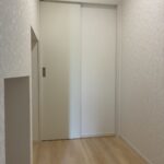 玄関正面は空間を活用しています。