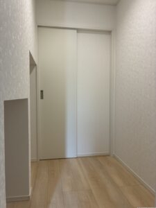 玄関正面は空間を活用しています。