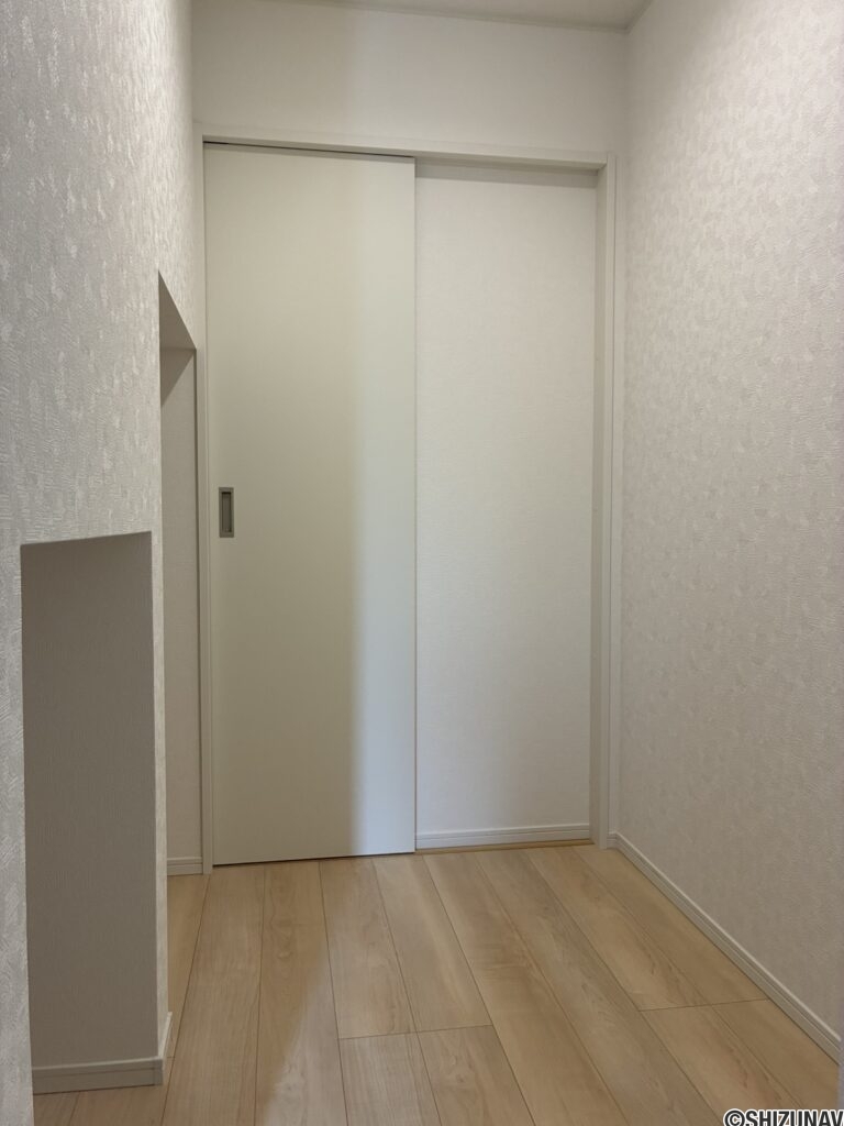 玄関正面は空間を活用しています。
