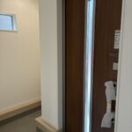 玄関には横に収納に便利なスペースがあります。