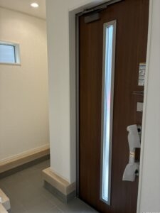 玄関には横に収納に便利なスペースがあります。