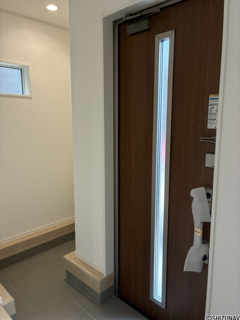 玄関には横に収納に便利なスペースがあります。