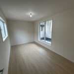 2階 洋室(7.5帖)の写真です。バルコニーに面しており日当たりの良いお部屋です！