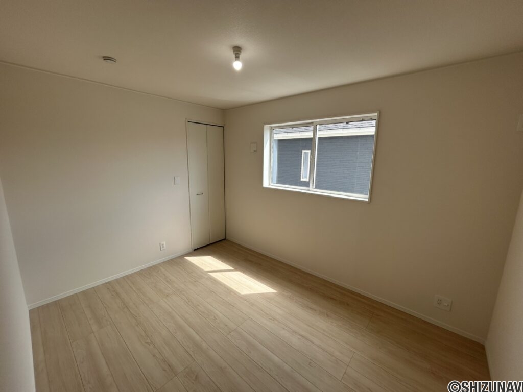 2階 洋室(6.0帖)の写真です。WIC(1.1帖)があるお部屋です。