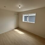 2階 洋室(6.0帖)の写真です。WIC(1.1帖)があるお部屋です。