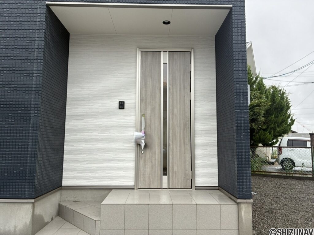 【１号棟】玄関外