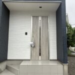 【１号棟】玄関外