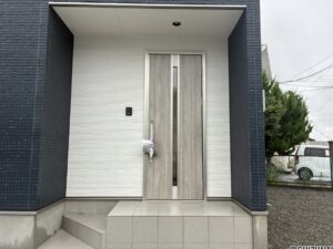 【１号棟】玄関外