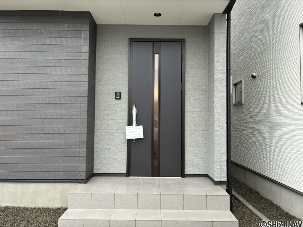 【２号棟】玄関前