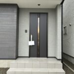 【２号棟】玄関前