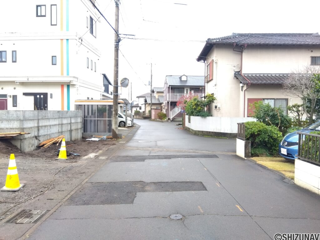 前面道路 南側の写真です。