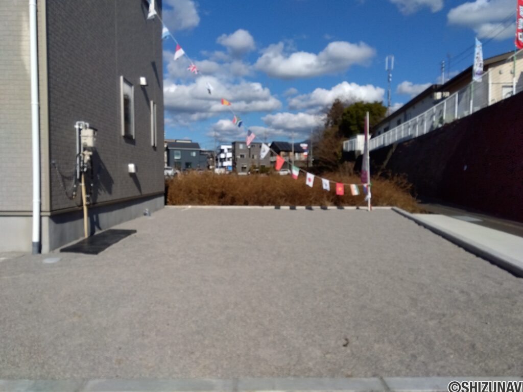 4号棟 物件裏駐車スペースの写真です。