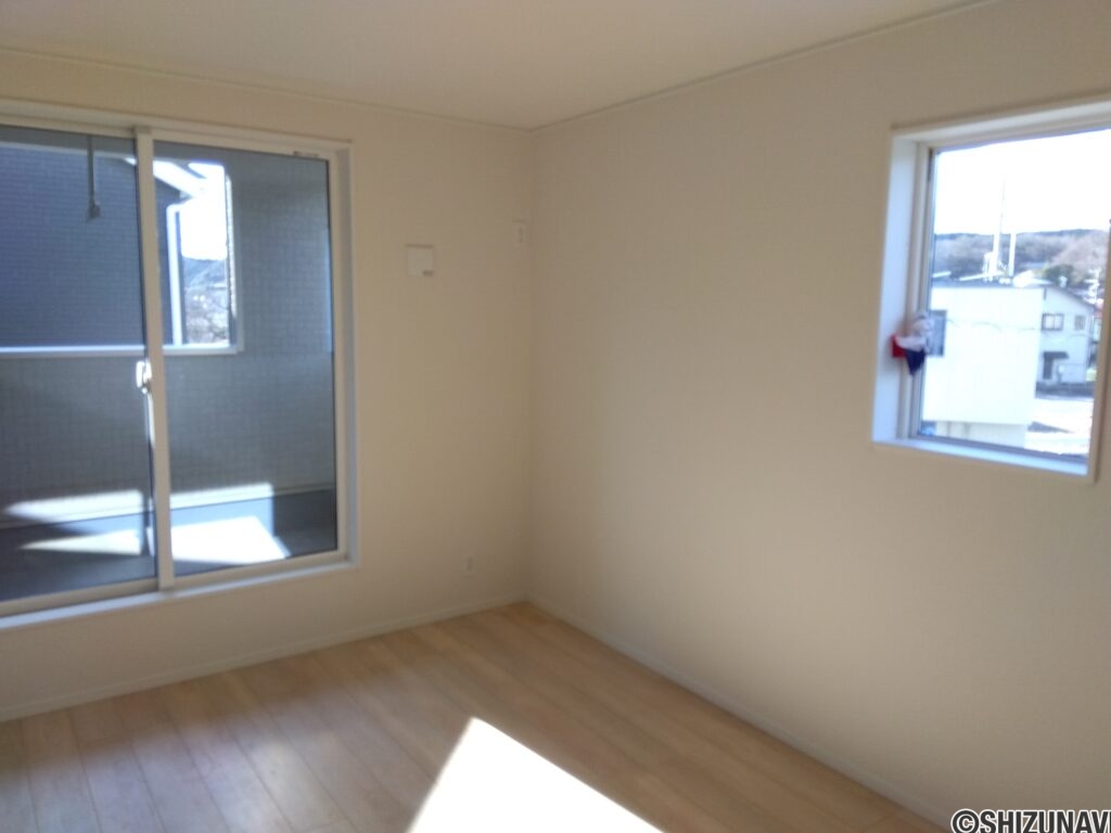 4号棟 2階洋室(6.7帖)の写真です。
