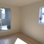 4号棟 2階洋室(6.7帖)の写真です。