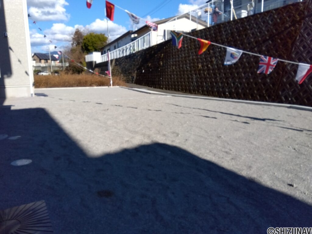 5号棟 物件裏駐車スペースの写真です。