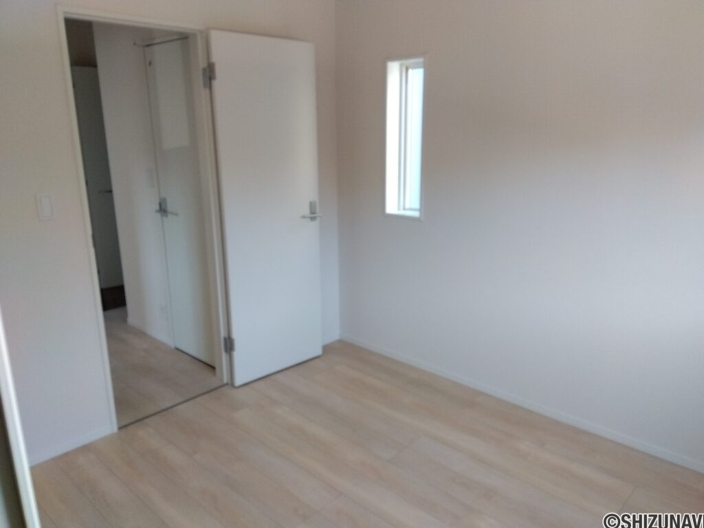 5号棟 1階洋室(5.2帖)の写真です。