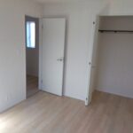 5号棟 洋室(南西側6帖)の写真です。