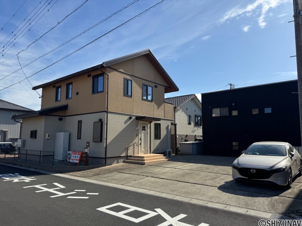 建物外観　駐車場は最大6台駐車可能です。