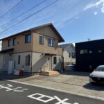 建物外観　駐車場は最大6台駐車可能です。