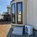 ダイニングからお庭に出る勝手口がございます。