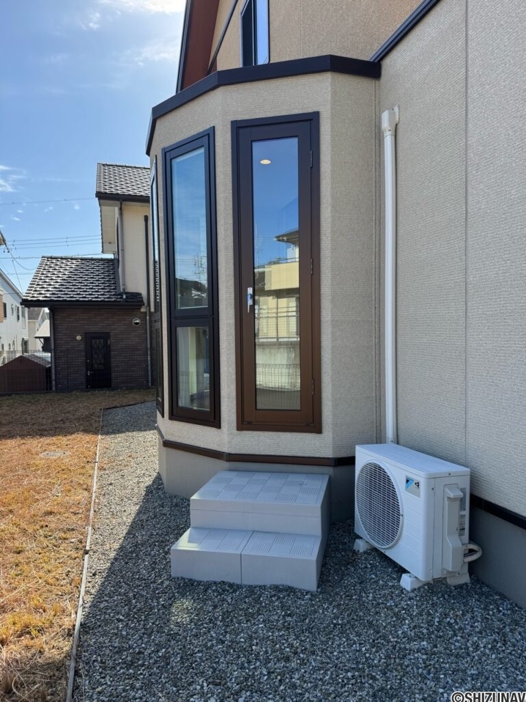 ダイニングからお庭に出る勝手口がございます。