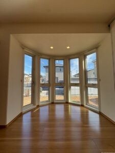 ダイニングには特徴的なボウ ウィンドウがございます。