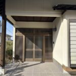 玄関外側の写真です。