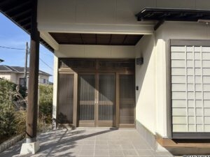 玄関外側の写真です。
