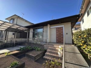 エントランスにはスロープもあり、車椅子の乗り入れも可能です。