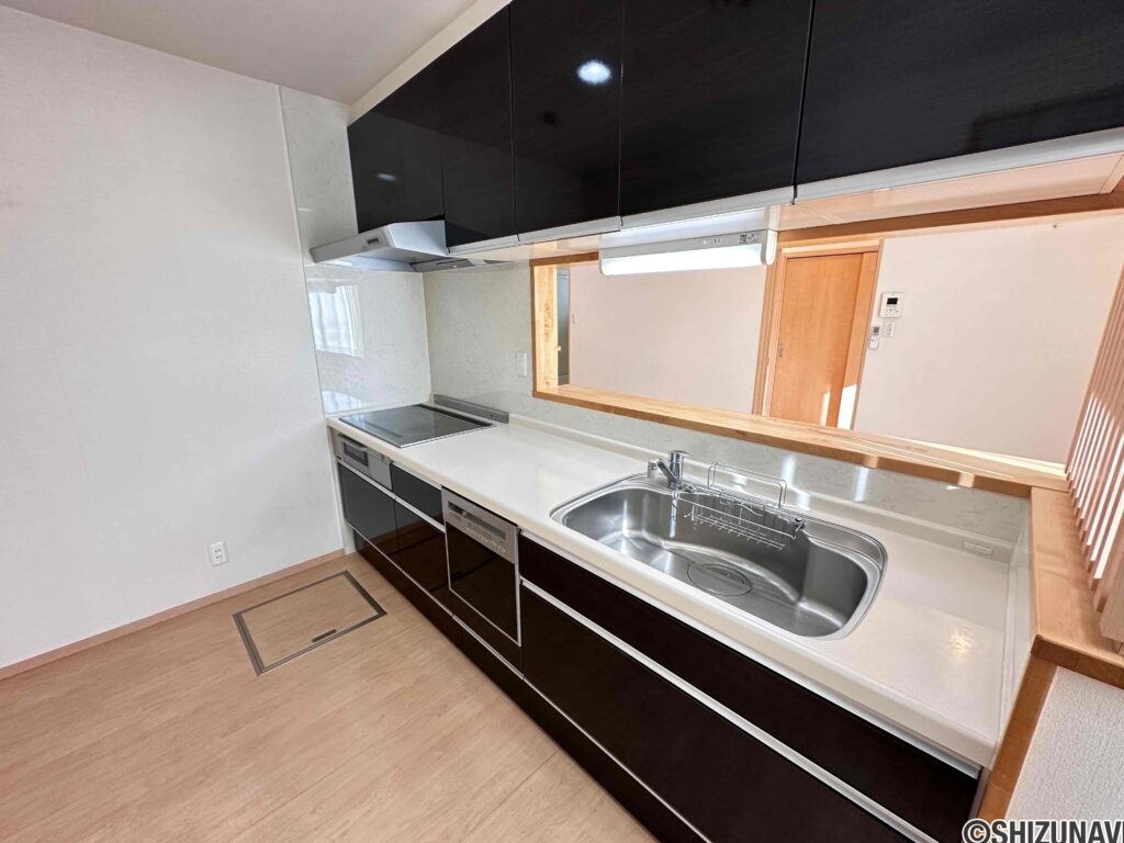 人気の対面キッチンで家族の会話も弾みます。