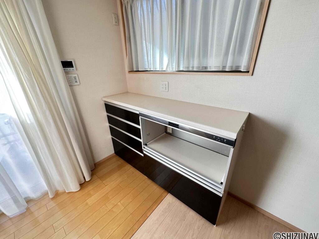 コンパクトなカップボードも便利です。