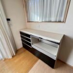 コンパクトなカップボードも便利です。