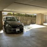 雨に濡れない屋根付き駐車場スペースもございます。