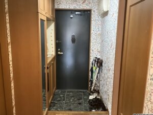 玄関の写真です。アクセントクロスはウィリアムモリス氏デザインを使用★