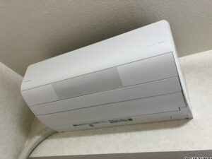 洋室約8.6帖にはパナソニック2022年製のエアコンがついております。