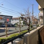 ベランダ別角度からの撮影です。前面は緩やかな坂となっており、2階を想像する景色となっております。