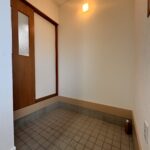 玄関②　奥の扉はキッチンにつながっています