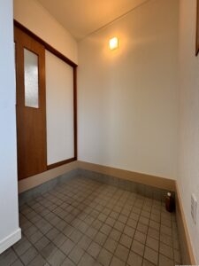 玄関②　奥の扉はキッチンにつながっています